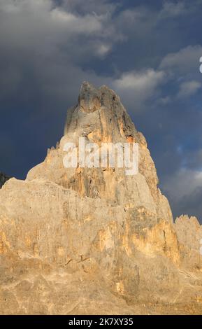 alpenglow, auch ENROSADIRA genannt, ist ein optisches Phänomen, das die Felsen der Dolomiten bei Sonnenuntergang in Taiy färbt Stockfoto