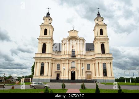 Baudenkmäler, touristische Zentren und interessante Orte in Weißrussland - katholische Kirche im Dorf Budslav Stockfoto