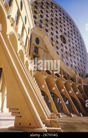 Januar 1.198 Moderne Betonwohngebäude von Les Arenes de Picasso in Noisy-le-Grand (Grand Paris) vom spanisch-französischen Architekten Manuel Nunez Yanowsky. Dieses erstaunliche architektonische Meisterwerk beherbergt 540 soziale Wohneinheiten, Boutiquen und eine weiterführende Schule. Der achteckige Platz enthält die Spielplätze, Landschaftsgestaltung mit der Verwendung von vorgefertigten Elementen. Bild: © Kevin McKiernan/ZUMA Press Wire). Stockfoto