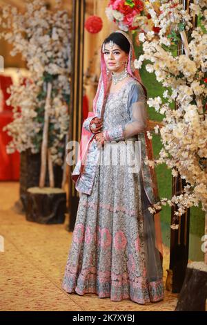 Braut bei pakistanischer Hochzeit: Traditionelle Nikah-Zeremonie in Karachi Stockfoto