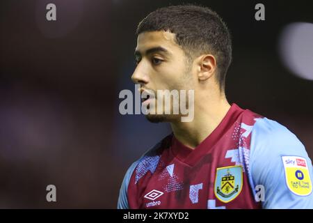 Birmingham, Großbritannien. 19. Oktober 2022. Anass Zaroury #19 von Burnley während des Sky Bet Championship-Spiels Birmingham City gegen Burnley in St Andrews, Birmingham, Großbritannien, 19.. Oktober 2022 (Foto von Simon Bissett/News Images) in Birmingham, Großbritannien am 10/19/2022. (Foto von Simon Bissett/News Images/Sipa USA) Quelle: SIPA USA/Alamy Live News Stockfoto