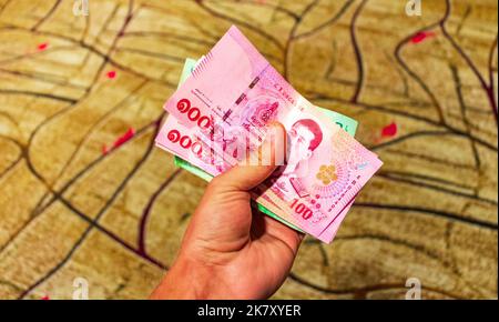 Thai Baht Thailändische Geldmünzen und Geldscheine im Flughafen von Changi Singapur in Südostasien. Stockfoto