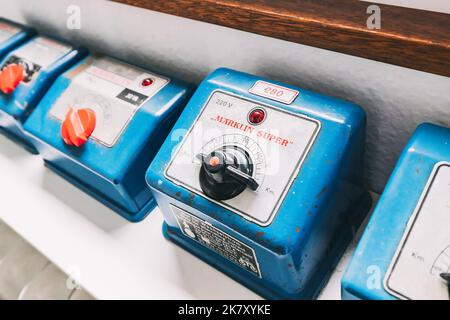 25. Juli 2022, Osnabruck, Deutschland: Alte Retro-Elektrohebel und Ausrüstung aus alten Zügen Stockfoto