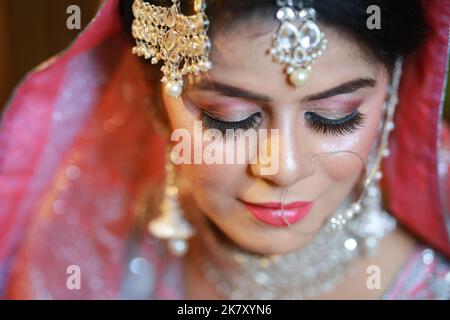 Braut bei pakistanischer Hochzeit: Traditionelle Nikah-Zeremonie in Karachi Stockfoto