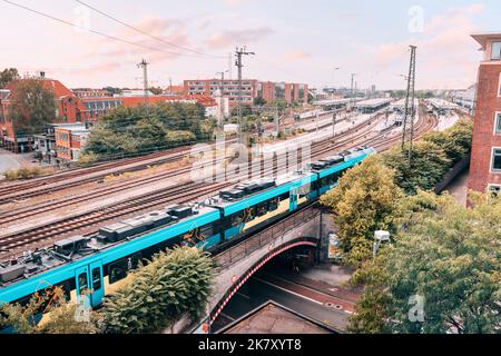 25. Juli 2022, Münster, Deutschland: Luftaufnahme eines Bahnsteigs mit einem modernen Zug, der nach dem Zeitplan zum Bahnhof Münster eintrifft Stockfoto