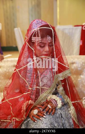Braut bei pakistanischer Hochzeit: Traditionelle Nikah-Zeremonie in Karachi Stockfoto