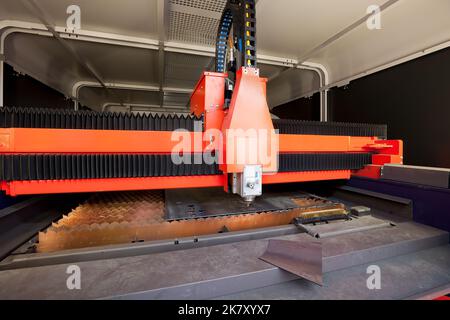 CNC-Drehmaschine zum präzisen Schneiden eines Metallstücks in einer vorgefertigten Form Stockfoto