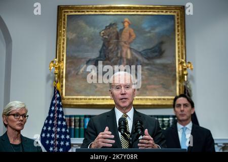 US-Präsident Joe Biden spricht mit Jennifer Granholm, US-Energieministerin, Linke, und Amos Hochstein, Senior Energy Security Adviser für die USA Department of State, Right, im Roosevelt Room des Weißen Hauses in Washington, DC, USA, am Mittwoch, den 19. Oktober, 2022. Die Regierung Biden plant, 15 Millionen Barrel aus den US-Notstandsreserven freizugeben und könnte in diesem Winter deutlich mehr in Erwägung ziehen, um die hohen Benzinpreise zu verringern, die bei den Zwischenwahlen im nächsten Monat zu einer Haftpflicht für die Demokraten geworden sind. Fotograf: Al Drago/Pool/Sipa USA Stockfoto