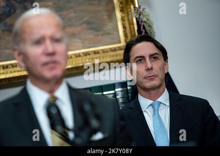 Washington, USA. 19. Oktober 2022. Amos Hochstein, Senior Energy Security Adviser für die USA US-Präsident Joe Biden hört zu, wie er am Mittwoch, den 19. Oktober, im Roosevelt Room des Weißen Hauses in Washington, DC, USA, spricht. 2022. Die Regierung Biden plant, 15 Millionen Barrel aus den US-Notstandsreserven freizugeben und könnte in diesem Winter deutlich mehr in Erwägung ziehen, um die hohen Benzinpreise zu verringern, die bei den Zwischenwahlen im nächsten Monat zu einer Haftpflicht für die Demokraten geworden sind. Fotograf: Al Drago/Pool/Sipa USA Kredit: SIPA USA/Alamy Live News Stockfoto