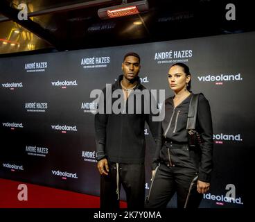 2022-10-19 19:57:01 AMSTERDAM - Denzel Slager und Famke Louise auf dem roten Teppich der Premiere der fünfteiligen Doku-Serie Andre Hazes. Der Dokumentarfilm konzentriert sich auf die Suchtprobleme, die Andre Hazes jr. Ich musste mich darum kümmern. ANP KIPPA KOEN VAN WEEL niederlande Out - belgien Out Stockfoto