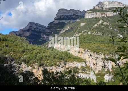 Herrliche Aussicht auf die Berge, Felsvorsprüngen und Canyons des Canons de Anisclo (Anisclo Canyon) in den spanischen Pyrenäen Stockfoto