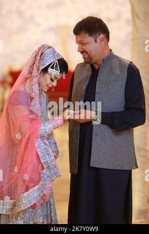Braut bei pakistanischer Hochzeit: Traditionelle Nikah-Zeremonie in Karachi Stockfoto