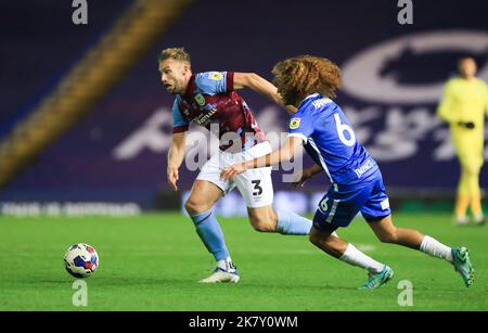 Burnleys Charlie Taylor (links) und Hannibal Mejbri von Birmingham City kämpfen beim Sky Bet Championship-Spiel in St. um den Ball Andrew's Stadium, Birmingham. Bilddatum: Mittwoch, 19. Oktober 2022. Stockfoto