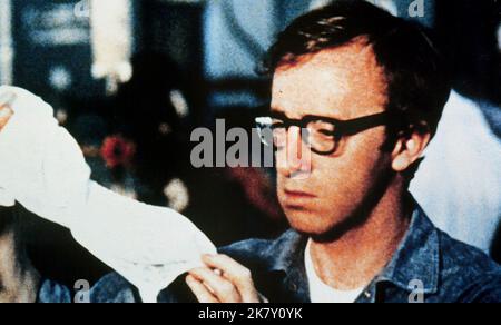 Woody Allen Film: Take the Money and Run (USA 1969) Charaktere: Virgil Starkwell Regie: Woody Allen 18. August 1969 **WARNUNG** Dieses Foto ist nur für redaktionelle Verwendung bestimmt und unterliegt dem Copyright von ABC-BILDERN und/oder dem von der Film- oder Produktionsfirma beauftragten Fotografen und kann nur durch Publikationen im Zusammenhang mit der Bewerbung des oben genannten Films reproduziert werden. Eine obligatorische Gutschrift für ABC-BILDER ist erforderlich. Der Fotograf sollte auch bei Bekanntwerden des Fotos gutgeschrieben werden. Ohne schriftliche Genehmigung der Film Company kann keine kommerzielle Nutzung gewährt werden. Stockfoto