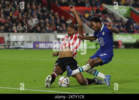 London, Großbritannien. 19. Oktober 2022. Raheem Sterling aus Chelsea hat seinen Schuss von Ethan Pinnock aus Brentford während des Spiels der Premier League im Brentford Community Stadium, London, blockiert. Bildnachweis sollte lauten: Paul Terry/Sportimage Kredit: Sportimage/Alamy Live News Stockfoto