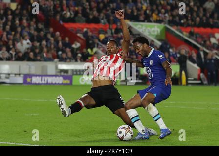 London, Großbritannien. 19. Oktober 2022. Raheem Sterling aus Chelsea hat seinen Schuss von Ethan Pinnock aus Brentford während des Spiels der Premier League im Brentford Community Stadium, London, blockiert. Bildnachweis sollte lauten: Paul Terry/Sportimage Kredit: Sportimage/Alamy Live News Stockfoto