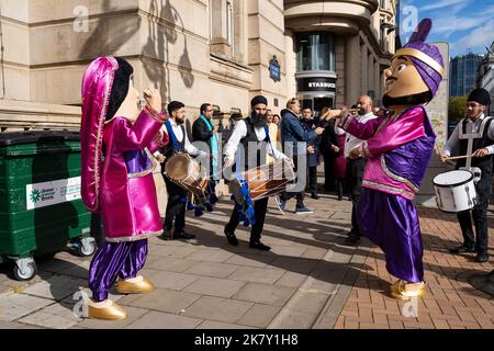 Birmingham, Großbritannien. 15. Oktober 2022. Nachtschwärmer feiern die Veranstaltung ‘Birmingham Diwali on the Square’, die vor dem Council House, dem Victoria Square, stattfindet. Kredit: NexusPix/Alamy 15/10/2022 Stockfoto