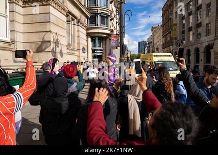 Birmingham, Großbritannien. 15. Oktober 2022. Nachtschwärmer feiern die Veranstaltung ‘Birmingham Diwali on the Square’, die vor dem Council House, dem Victoria Square, stattfindet. Kredit: NexusPix/Alamy 15/10/2022 Stockfoto