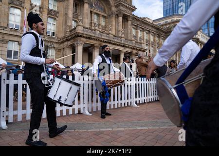 Birmingham, Großbritannien. 15. Oktober 2022. Nachtschwärmer feiern die Veranstaltung ‘Birmingham Diwali on the Square’, die vor dem Council House, dem Victoria Square, stattfindet. Kredit: NexusPix/Alamy 15/10/2022 Stockfoto