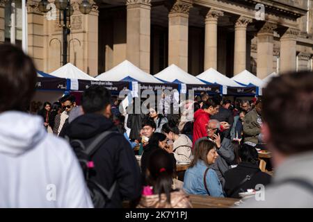 Birmingham, Großbritannien. 15. Oktober 2022. Nachtschwärmer feiern die Veranstaltung ‘Birmingham Diwali on the Square’, die vor dem Council House, dem Victoria Square, stattfindet. Kredit: NexusPix/Alamy 15/10/2022 Stockfoto