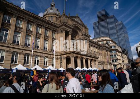 Birmingham, Großbritannien. 15. Oktober 2022. Nachtschwärmer feiern die Veranstaltung ‘Birmingham Diwali on the Square’, die vor dem Council House, dem Victoria Square, stattfindet. Kredit: NexusPix/Alamy 15/10/2022 Stockfoto