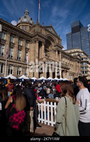 Birmingham, Großbritannien. 15. Oktober 2022. Nachtschwärmer feiern die Veranstaltung ‘Birmingham Diwali on the Square’, die vor dem Council House, dem Victoria Square, stattfindet. Kredit: NexusPix/Alamy 15/10/2022 Stockfoto