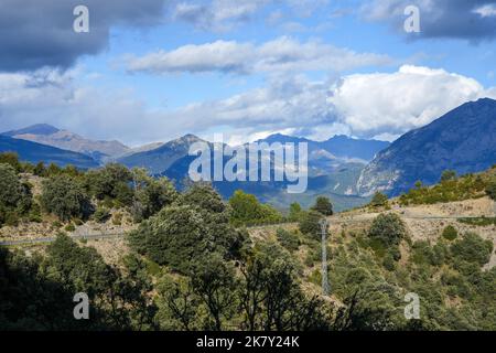Herrliche Aussicht auf die spanischen Pyrenäen mit Felsvorsprüngen und bewaldeten Hängen Stockfoto