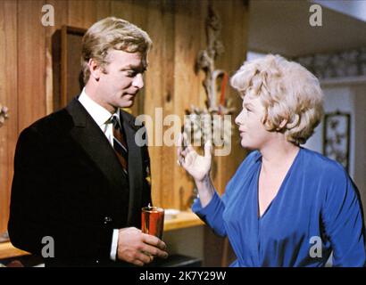 Michael Caine & Shelley Winters Film: Alfie (UK 1966) Charaktere: Alfie Elkins, Ruby Regie: Lewis Gilbert 29 March 1966 **WARNUNG** Dieses Foto ist nur für redaktionelle Zwecke bestimmt und unterliegt dem Copyright von PARAMOUNT und/oder des Fotografen, der von der Film- oder Produktionsfirma beauftragt wurde, und kann nur von Publikationen im Zusammenhang mit der Bewerbung des oben genannten Films reproduziert werden. Eine obligatorische Gutschrift an PARAMOUNT ist erforderlich. Der Fotograf sollte auch bei Bekanntwerden des Fotos gutgeschrieben werden. Ohne schriftliche Genehmigung der Film Company kann keine kommerzielle Nutzung gewährt werden. Stockfoto