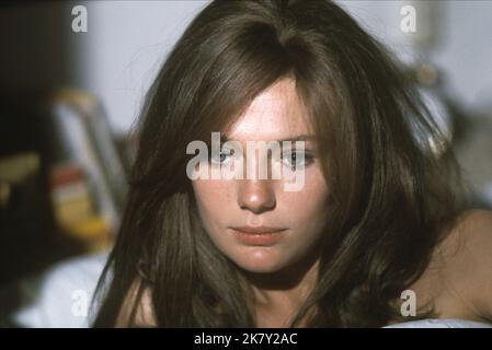 Jacqueline Bisset Film: Bullitt (USA 1968) Charaktere: Cathy Regie: Peter Yates 17 October 1968 **WARNUNG** Dieses Foto ist nur für den redaktionellen Gebrauch bestimmt und unterliegt dem Copyright von WARNER BROS. Und/oder den Fotografen, der vom Film- oder Produktionsunternehmen beauftragt wurde und nur durch Publikationen im Zusammenhang mit der Bewerbung des oben genannten Films reproduziert werden kann. Eine obligatorische Gutschrift an WARNER BROS. Ist erforderlich. Der Fotograf sollte auch bei Bekanntwerden des Fotos gutgeschrieben werden. Ohne schriftliche Genehmigung der Film Company kann keine kommerzielle Nutzung gewährt werden. Stockfoto