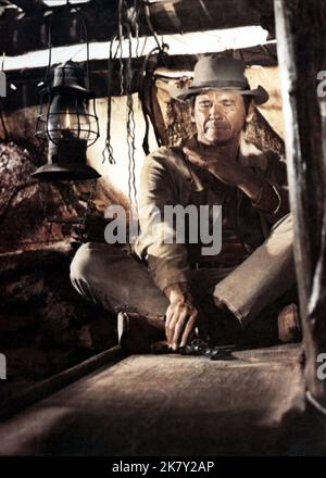 Charles Bronson Film: Es war einmal im Westen; C'Era Una Volta Il West (C'era una volta il West) Charaktere: Harmonica IT/USA 1968, Regie: Sergio Leone 21 December 1968 **WARNUNG** Dieses Foto ist nur für redaktionelle Zwecke bestimmt und unterliegt dem Copyright von PARAMOUNT PICTURES und/oder des Fotografen, der von der Film- oder Produktionsfirma beauftragt wurde und darf nur von Publikationen im Zusammenhang mit der Bewerbung des oben genannten Films reproduziert werden. Eine obligatorische Gutschrift für PARAMOUNT-BILDER ist erforderlich. Der Fotograf sollte auch bei Bekanntwerden des Fotos gutgeschrieben werden. Ohne schriftliche Genehmigung kann keine kommerzielle Nutzung gewährt werden Stockfoto