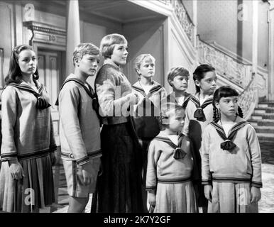 Charmian Carr, Kym Carath, Nichola Hammond, Julie Andrews, Debbie Turner, Heather Menzies-Urich & Duane Chase Film: The Sound of Music (USA 1965) Charaktere: Liesl, Gretl, Friedrich, Maria, Marta, Louisa, Kurt Regie: Robert Wise 02 March 1965 **WARNUNG** Dieses Foto ist nur für den redaktionellen Gebrauch bestimmt und unterliegt dem Copyright von 20. CENTURY FOX und/oder des Fotografen, der von der Film- oder Produktionsfirma beauftragt wurde und kann nur durch Publikationen im Zusammenhang mit der Bewerbung des oben genannten Films reproduziert werden. Eine obligatorische Gutschrift an 20. CENTURY FOX ist erforderlich. Der Fotograf sollte ebenfalls gutgeschrieben werden Stockfoto