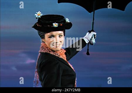 Julie Andrews Film: Mary Poppins (USA 1964) Charaktere: Mary Poppins / Literurverfilmung (nach The Books by P.L. Travers) Regie: Robert Stevenson 27 August 1964 **WARNUNG** Dieses Foto ist nur für redaktionelle Verwendung bestimmt und unterliegt dem Copyright von WALT DISNEY PRODUCTIONS und/oder dem von der Film- oder Produktionsfirma beauftragten Fotografen und kann nur durch Publikationen im Zusammenhang mit der Bewerbung des oben genannten Films reproduziert werden. Eine obligatorische Gutschrift für WALT DISNEY PRODUKTIONEN ist erforderlich. Der Fotograf sollte auch bei Bekanntwerden des Fotos gutgeschrieben werden. Ohne schriftliche aut kann keine kommerzielle Nutzung gewährt werden Stockfoto