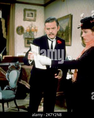 David Tomlinson & Julie Andrews Film: Mary Poppins (USA 1964) Charaktere: Mr. Banks, Mary Poppins / Literurverfilmung (Based on the Books by P.L. Travers) Regie: Robert Stevenson 27 August 1964 **WARNUNG** Dieses Foto ist nur für redaktionelle Verwendung bestimmt und unterliegt dem Copyright von WALT DISNEY PRODUCTIONS und/oder dem von der Film- oder Produktionsfirma beauftragten Fotografen und kann nur durch Publikationen im Zusammenhang mit der Bewerbung des oben genannten Films reproduziert werden. Eine obligatorische Gutschrift für WALT DISNEY PRODUKTIONEN ist erforderlich. Der Fotograf sollte auch bei Bekanntwerden des Fotos gutgeschrieben werden. Keine kommerzielle Nutzung kann b Stockfoto