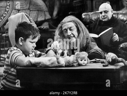 Ken Weatherwax, Marie Blake & Jackie Coogan Television: The Addams Family (TV-Serie) Charaktere: Pugsley Addams, Grandmama Addams, Uncle fester Frump USA 1964-1966, 18. September 1964 **WARNUNG** Dieses Foto ist nur für redaktionelle Zwecke bestimmt und unterliegt dem Copyright von ABC und/oder dem Fotografen, der von der Film- oder Produktionsfirma beauftragt wurde, und kann nur von Publikationen im Zusammenhang mit der Bewerbung des oben genannten Films reproduziert werden. Eine obligatorische Gutschrift an ABC ist erforderlich. Der Fotograf sollte auch bei Bekanntwerden des Fotos gutgeschrieben werden. Ohne schriftliche Genehmigung des Film Comp kann keine kommerzielle Nutzung gewährt werden Stockfoto