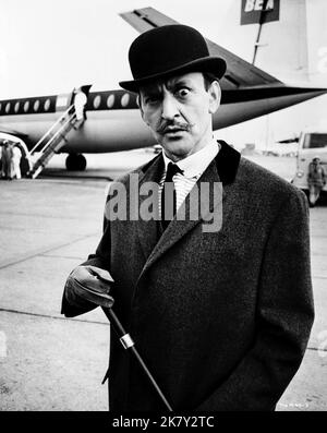 Tony Randall Film: The Alphabet Murders (UK 1965) Charaktere: Hercule Poirot Regie: Frank Tashlin 01. August 1965 **WARNUNG** Dieses Foto ist nur für redaktionelle Zwecke bestimmt und unterliegt dem Copyright von METRO und/oder dem von der Film- oder Produktionsfirma beauftragten Fotografen.Es kann nur von Publikationen im Zusammenhang mit der Bewerbung des oben genannten Films reproduziert werden. Eine obligatorische Gutschrift für METRO ist erforderlich. Der Fotograf sollte auch bei Bekanntwerden des Fotos gutgeschrieben werden. Ohne schriftliche Genehmigung der Film Company kann keine kommerzielle Nutzung gewährt werden. Stockfoto