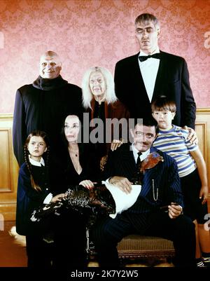 Jackie Coogan, Marie Blake, Ted Cassidy, Lisa Loring, Carolyn Jones, John Astin & Ken Weatherwax Television: The Addams Family (TV-Serie) Charaktere: Onkel Fester Frump, Grandmama Addams, Lurch, Wednesday Addams, Morticia Frump Addams, Gomez Addams, Pugsley Addams USA 1964-1966, 18. September 1964 **WARNUNG** Dieses Foto ist nur für redaktionelle Verwendung bestimmt und unterliegt dem Copyright von ABC und/oder dem von der Film- oder Produktionsfirma beauftragten Fotografen und kann nur durch Publikationen im Zusammenhang mit der Bewerbung des oben genannten Films reproduziert werden. Eine obligatorische Gutschrift an ABC ist erforderlich. Die Photographie Stockfoto