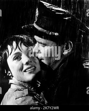 Julie Andrews & James Garner Film: The Americanization Of Emily (1965) Charaktere: Emily Barham, Lt. Cmdr. Charles Edward Madison Director: Arthur Hiller 27 October 1964 **WARNUNG** Dieses Foto ist nur für den redaktionellen Gebrauch bestimmt und unterliegt dem Copyright von MGM und/oder dem von der Film- oder Produktionsfirma beauftragten Fotografen.Es kann nur durch Publikationen im Zusammenhang mit der Bewerbung des oben genannten Films reproduziert werden. Eine obligatorische Gutschrift an MGM ist erforderlich. Der Fotograf sollte auch bei Bekanntwerden des Fotos gutgeschrieben werden. Ohne schriftliche Genehmigung der Film Company kann keine kommerzielle Nutzung gewährt werden. Stockfoto