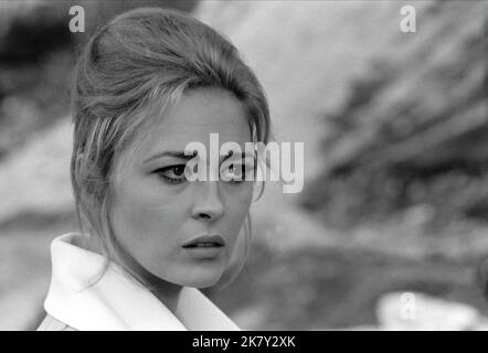 Faye Dunaway Film: Ein Ort für Liebhaber; Amanti (Amanti) Charaktere: Julia IT/Fr 1968, Regie: Vittorio De Sica 19 December 1968 **WARNUNG** Dieses Foto ist nur für redaktionelle Zwecke bestimmt und unterliegt dem Copyright von MGM und/oder dem Fotografen, der von der Film- oder Produktionsfirma beauftragt wurde, und kann nur von Publikationen im Zusammenhang mit der Bewerbung des oben genannten Films reproduziert werden. Eine obligatorische Gutschrift an MGM ist erforderlich. Der Fotograf sollte auch bei Bekanntwerden des Fotos gutgeschrieben werden. Ohne schriftliche Genehmigung der Film Company kann keine kommerzielle Nutzung gewährt werden. Stockfoto