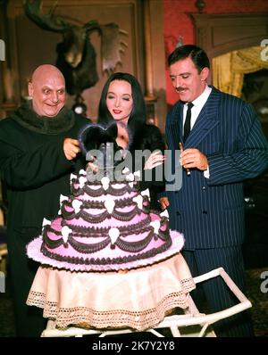 Jackie Coogan, Carolyn Jones & John Astin Television: The Addams Family (TV-Serie) Charaktere: Onkel Fester Frump, Morticia Frump Addams, Gomez Addams USA 1964-1966, 18. September 1964 **WARNUNG** Dieses Foto ist nur für redaktionelle Zwecke bestimmt und unterliegt dem Copyright von ABC und/oder dem Fotografen, der von der Film- oder Produktionsfirma beauftragt wurde, und kann nur von Publikationen im Zusammenhang mit der Bewerbung des oben genannten Films reproduziert werden. Eine obligatorische Gutschrift an ABC ist erforderlich. Der Fotograf sollte auch bei Bekanntwerden des Fotos gutgeschrieben werden. Ohne schriftliche Genehmigung der Film Com kann keine kommerzielle Nutzung gewährt werden Stockfoto