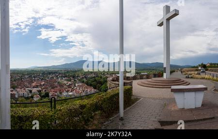 Blick auf das National Memorial of Forced Incorporated, die terrassenförmigen Reben und das Dorf dahinter Stockfoto