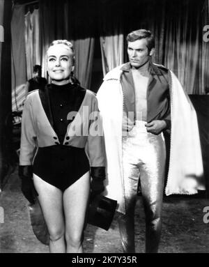 Joan Crawford & Ty Hardin Film: Berserk (1967) Charaktere: Monica Risses, Frank Hawkins Regie: Jim O'Connolly 06 December 1967 **WARNUNG** Dieses Foto ist nur für den redaktionellen Gebrauch bestimmt und unterliegt dem Copyright von COLUMBIA PICTURES und/oder des Fotografen, der von der Film- oder Produktionsfirma beauftragt wurde.Es kann nur von Publikationen im Zusammenhang mit der Bewerbung des oben genannten Films reproduziert werden. Eine obligatorische Gutschrift für COLUMBIA PICTURES ist erforderlich. Der Fotograf sollte auch bei Bekanntwerden des Fotos gutgeschrieben werden. Ohne schriftliche Genehmigung der Film Company kann keine kommerzielle Nutzung gewährt werden. Stockfoto