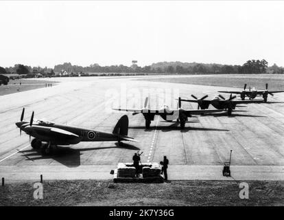 Mosquitos Film: 633 Squadron (1964) Regie: Walter Grauman 01. April 1964 **WARNUNG** Dieses Foto ist nur für redaktionelle Verwendung bestimmt und unterliegt dem Copyright von UNITED ARTISTS und/oder dem von der Film- oder Produktionsgesellschaft beauftragten Fotografen und kann nur durch Publikationen im Zusammenhang mit der Bewerbung des oben genannten Films reproduziert werden. Eine obligatorische Gutschrift für UNITED ARTISTS ist erforderlich. Der Fotograf sollte auch bei Bekanntwerden des Fotos gutgeschrieben werden. Ohne schriftliche Genehmigung der Film Company kann keine kommerzielle Nutzung gewährt werden. Stockfoto