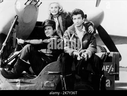 Cliff Robertson, Maria Perschy & George Chakiris Film: 633 Squadron (1964) Charaktere: Wing Cmdr. Roy Grant, Hilde Bergman, Lt. Erik Bergman Direktor: Walter Grauman 01. April 1964 **WARNUNG** Dieses Foto ist nur für redaktionelle Verwendung bestimmt und unterliegt dem Copyright von UNITED ARTISTS und/oder dem von der Film- oder Produktionsgesellschaft beauftragten Fotografen und kann nur durch Publikationen im Zusammenhang mit der Bewerbung des oben genannten Films reproduziert werden. Eine obligatorische Gutschrift für UNITED ARTISTS ist erforderlich. Der Fotograf sollte auch bei Bekanntwerden des Fotos gutgeschrieben werden. Ohne schriftliche Genehmigung kann keine kommerzielle Nutzung gewährt werden Stockfoto