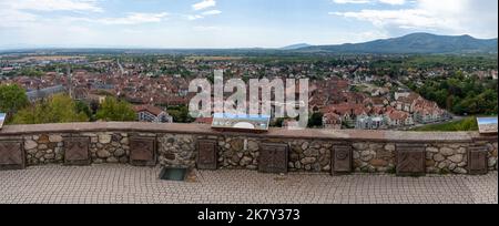 Blick auf das National Memorial of Forced Incorporated, die terrassenförmigen Reben und das Dorf dahinter Stockfoto