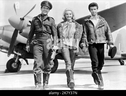 Cliff Robertson, Maria Perschy & George Chakiris Film: 633 Squadron (1964) Charaktere: Wing Cmdr. Roy Grant, Hilde Bergman, Lt. Erik Bergman Direktor: Walter Grauman 01. April 1964 **WARNUNG** Dieses Foto ist nur für redaktionelle Verwendung bestimmt und unterliegt dem Copyright von UNITED ARTISTS und/oder dem von der Film- oder Produktionsgesellschaft beauftragten Fotografen und kann nur durch Publikationen im Zusammenhang mit der Bewerbung des oben genannten Films reproduziert werden. Eine obligatorische Gutschrift für UNITED ARTISTS ist erforderlich. Der Fotograf sollte auch bei Bekanntwerden des Fotos gutgeschrieben werden. Ohne schriftliche Genehmigung kann keine kommerzielle Nutzung gewährt werden Stockfoto