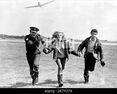 Cliff Robertson, Maria Perschy & George Chakiris Film: 633 Squadron (1964) Charaktere: Wing Cmdr. Roy Grant, Hilde Bergman, Lt. Erik Bergman Direktor: Walter Grauman 01. April 1964 **WARNUNG** Dieses Foto ist nur für redaktionelle Verwendung bestimmt und unterliegt dem Copyright von UNITED ARTISTS und/oder dem von der Film- oder Produktionsgesellschaft beauftragten Fotografen und kann nur durch Publikationen im Zusammenhang mit der Bewerbung des oben genannten Films reproduziert werden. Eine obligatorische Gutschrift für UNITED ARTISTS ist erforderlich. Der Fotograf sollte auch bei Bekanntwerden des Fotos gutgeschrieben werden. Ohne schriftliche Genehmigung kann keine kommerzielle Nutzung gewährt werden Stockfoto