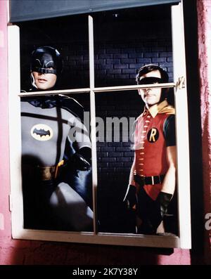 Adam West & Burt ward Television: Batman (TV-Serie) Charaktere: Batman, Robin USA 1966-1968, 12. Januar 1966 **WARNUNG** Dieses Foto ist nur für redaktionelle Verwendung bestimmt und unterliegt dem Copyright von ABC und/oder dem Fotografen, der von der Film- oder Produktionsfirma beauftragt wurde, und kann nur durch Publikationen im Zusammenhang mit der Bewerbung des oben genannten Films reproduziert werden. Eine obligatorische Gutschrift an ABC ist erforderlich. Der Fotograf sollte auch bei Bekanntwerden des Fotos gutgeschrieben werden. Ohne schriftliche Genehmigung der Film Company kann keine kommerzielle Nutzung gewährt werden. Stockfoto