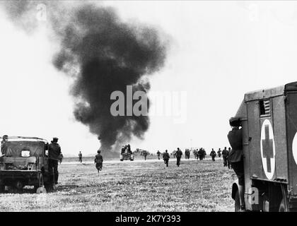 Rettungsdienste Besuchen Abgestürztes Flugzeug Film: 633 Squadron (1964) Regie: Walter Grauman 01. April 1964 **WARNUNG** Dieses Foto ist nur für redaktionelle Verwendung bestimmt und unterliegt dem Copyright von UNITED ARTISTS und/oder dem von der Film- oder Produktionsgesellschaft beauftragten Fotografen und kann nur durch Publikationen im Zusammenhang mit der Bewerbung des oben genannten Films reproduziert werden. Eine obligatorische Gutschrift für UNITED ARTISTS ist erforderlich. Der Fotograf sollte auch bei Bekanntwerden des Fotos gutgeschrieben werden. Ohne schriftliche Genehmigung der Film Company kann keine kommerzielle Nutzung gewährt werden. Stockfoto