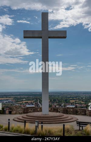 Blick auf das National Memorial of Forced Incorporated, die terrassenförmigen Reben und das Dorf dahinter Stockfoto