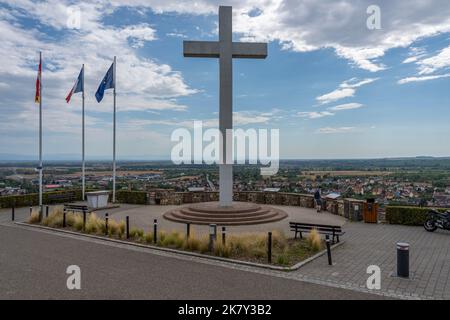 Blick auf das National Memorial of Forced Incorporated, die terrassenförmigen Reben und das Dorf dahinter Stockfoto